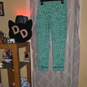 NWOT Crown & Ivy Green Paisley Capris With Cutout Detail